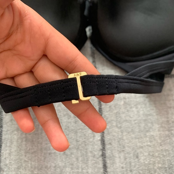 Bikini top with scalloped edges - Picture 3 of 4